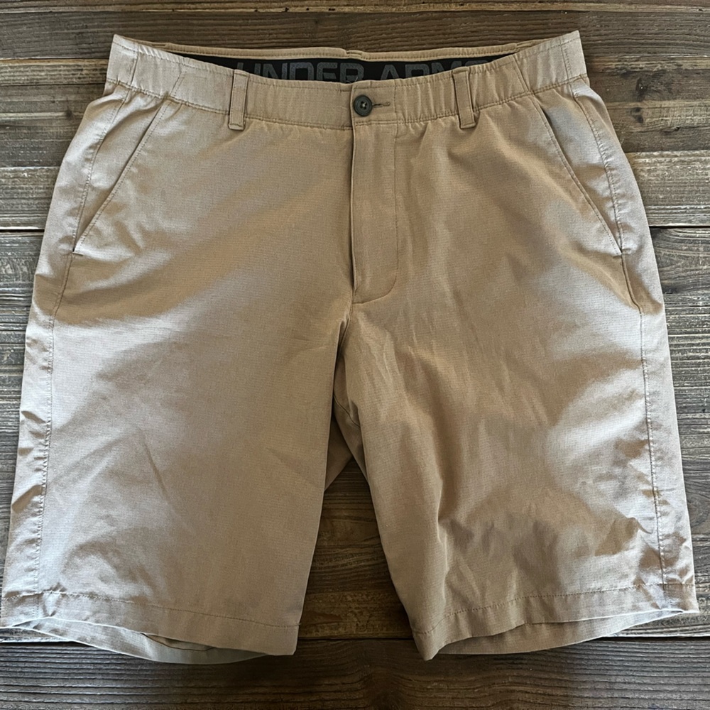Under Armore Kaki shorts